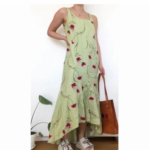 Långklänning - Vintage långklänning i 100% linnetyg (innerfoder i polyester) med dragkedja i sidan. Bilden är lånad och klänningen köpt här på plick av ”Isabelle vintage & second hand” men var dessvärre för liten för mig. Strl 38 men skulle snarare säga 36/ strl S eftersom jag oftast är en 38:a. Modellen på bilden är ca 160cm.  