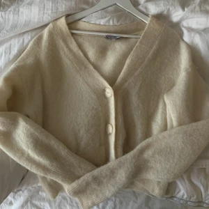 Stickad tröja - Sjukt mysig stickad tröja Alpaca and wool blend från &otherstories.🌼🌸 nypris ca 700:-🌷 den är stor i storleken & sitter som en S!