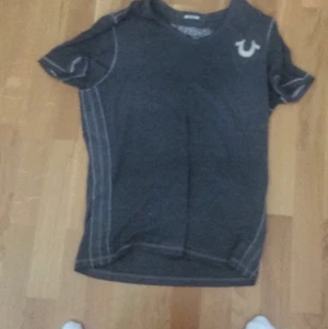 True religion t shirt storlek M - kontakta mig för fler bilder, pris går att diskutera vid snabbt köp