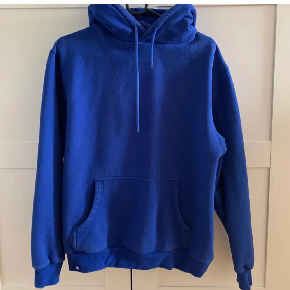 Väldigt sparsamt använd blå hoodie från Hélas, i fin stark blå färg. Nypris: 1000kr, köpt på junkyard (finns ej kvar). . Hoodies.