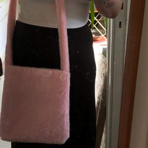 Superfin rosa fluffig väska köpt på shein, aldrig använd! Köpare står för frakt 💕