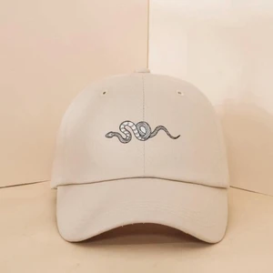 Keps - Säljer en jättefin keps då den inte passade min huvudform. Aldrig använd så inga defekter, endast testad. Justerbar så man kan ändra storlek. Fin beige färg som passar till allt! Frak är inte inkluderad i priset!