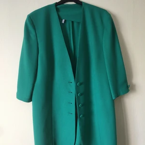 Grön Kavaj - Färgen i verkligheten är mycket mer grön. Jag som vanligtvis har S har haft denna men den passar även till de med mindre och större storlekar! Frakt ingår ej i priset 