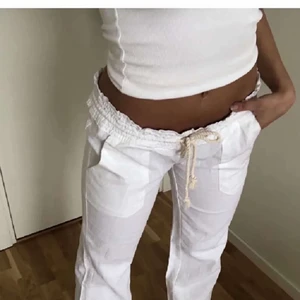 Slutsålda byxor ifrån Roxy  - Säljer mina slutsålda Roxy lågmidjade linnebyxor då jag beställde två par! Dem är fortfarande kvar i orginal påsen, dvs helt nya! Passar S-M! Sååå snygga i sommar🤩🤩✨🦋  