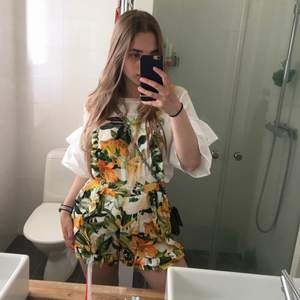 Säljer min fina playsuit från H&M då den tyvärr är för liten för mig. Den är använd enstaka gånger och är i fint skick. Den är storlek 36 och är true to size. Kan skicka fler bilder vid intresse. 