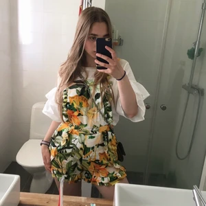 H&M Playsuit  - Säljer min fina playsuit från H&M då den tyvärr är för liten för mig. Den är använd enstaka gånger och är i fint skick. Den är storlek 36 och är true to size. Kan skicka fler bilder vid intresse. 