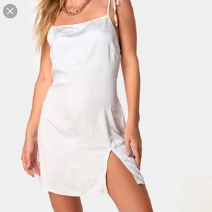 Vit slip dress - Köpt förra året men inte använd, bilderna är från Google men kan skicka fler bilder. Helt i nyskick med lappen kvar som man kan se på sista bilden