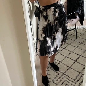 Kjol - Kjol som slutar vid knäna i bra skick och skönt och luftigt material. Storlek XS men passar S också 