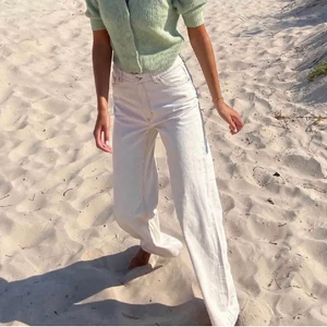 Jeans - Säljer mina supersnygga monkijeans i storlek 28! 200+frakt 66kr💗