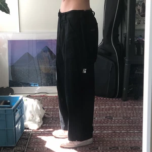 Poetic collective  - Poeticbyxor som inte används längre, storlek M men är uppsydda nån cm (går att ta ner) passar bra på mig som är 166cm. Midjan passar vemsomhelst då den är stretchig med resår kan ta fler bilder om du är intresserad😊