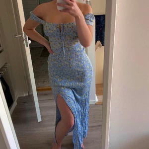Sommarklänning  - Säljer min superfina sommarklänning från Asos i storlek 38, men skulle även säga att den passar en med storlek 36. Använd endast 1 gång, jättefint skick! 