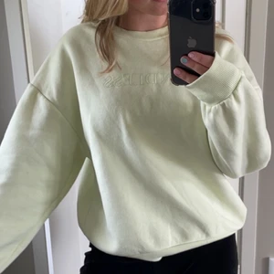 Sweatshirt  - Jätte fin sweatshirt i ”neon” färg med ett tryck på. Tröjan är ifrån GinaTricot och inte använd mkt alls. Storlek S men ganska oversized 