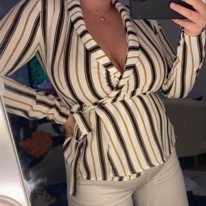 Omlott blus  - Jätte fin blus med omlott skurning. Stl 38 men passar även dig som har stl 36 skulle jag säga. Använd sparsamt ungefär 2 gånger. 💛