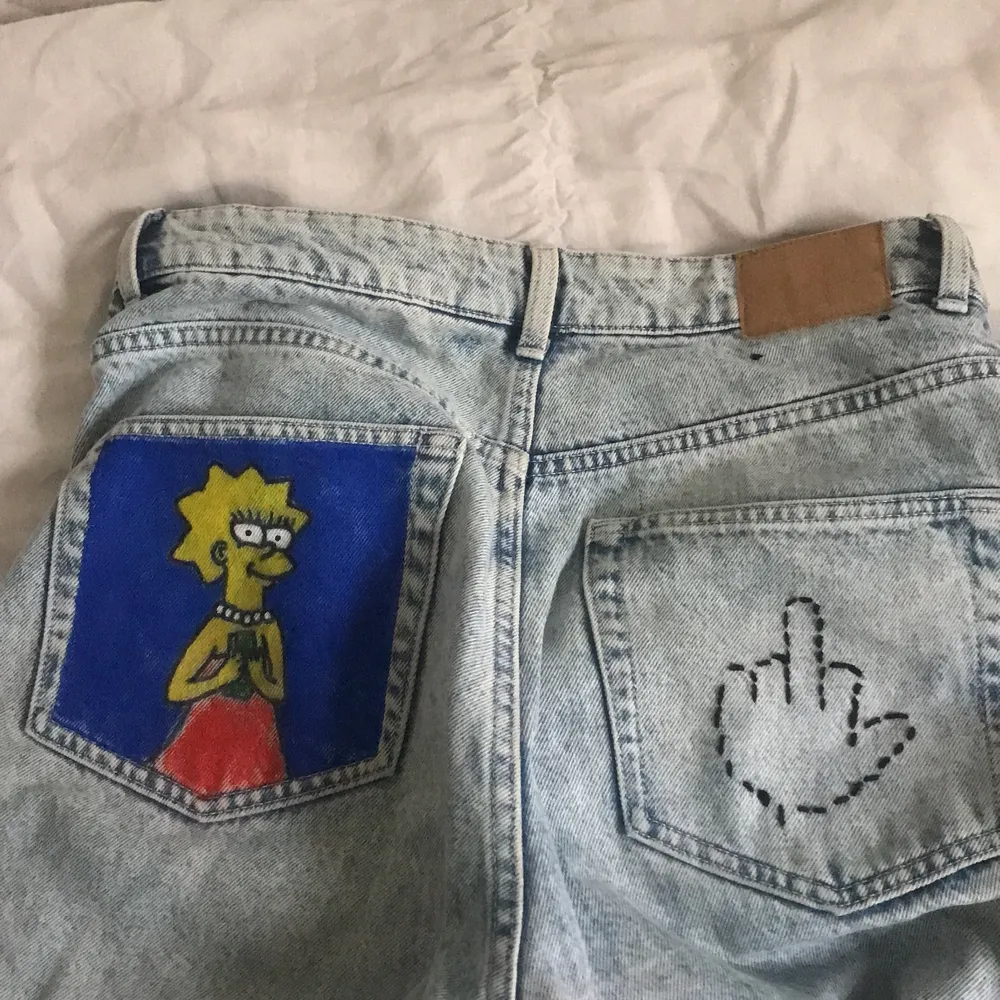 Snygga tvättade jeans med hål! Från weekday. Målat själv Lisa från Simpson med vattenfast färg. Dessutom sytt fast ett Fuck you finger! Så snygga men kommer it till användning:/ . Jeans & Byxor.