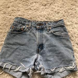 Jättefina levis 550 shorts som tyvärr är försmå för mig, skulle säga att de passar för 12-13 åringar. De är i gott skick och går ej att hitta på hemsidan💞