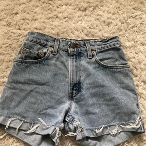 Levis shorts  - Jättefina levis 550 shorts som tyvärr är försmå för mig, skulle säga att de passar för 12-13 åringar. De är i gott skick och går ej att hitta på hemsidan💞