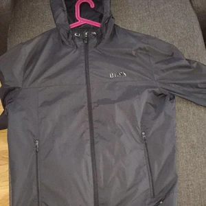 Hugo boss tunnjacka - Säljer min Hugo Boss jacka då jag rensar garderoben och är i behov av pengar.                               Storlek L men kan passa M, använd ett fåtal gånger. Djur och rökfri  