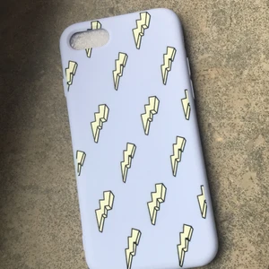 Skal - Superfint blixtskal till iphone 7/8.              Lila med gula blixtar.             Superbra kvalitet och ALDRIG använt. Gummimaterial🥰 FRI FRAKT