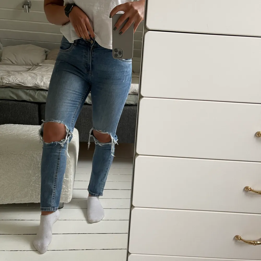 Snygga jeans med hål på knäna. Använda ett fåtal gånger och i väldigt fint skick! Passar 36-38. Jeans & Byxor.