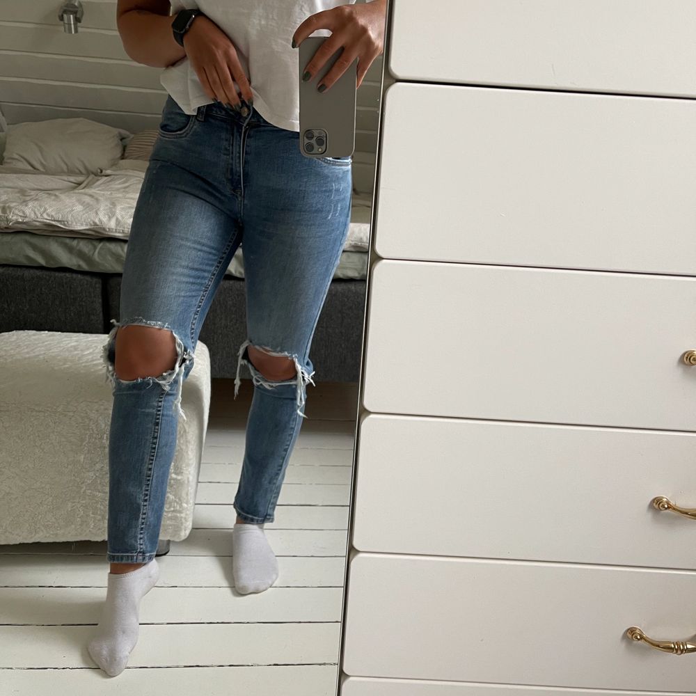 Jeans med hål på knäna | Plick Second Hand