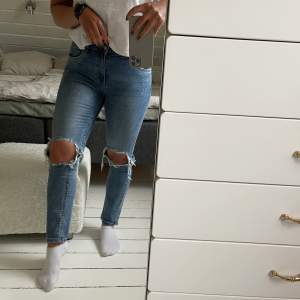 Snygga jeans med hål på knäna. Använda ett fåtal gånger och i väldigt fint skick! Passar 36-38