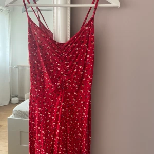 Sommarklänning - Supersöt röd blommig kort sommarklänning i skönt material, hör av er om ni vill ha fler bilder!