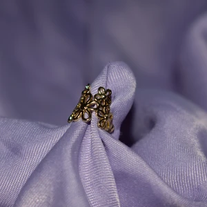 Earcuff - Guldig earcuff. 10kr. Skicka gärna ett meddelande om du har några frågor! 