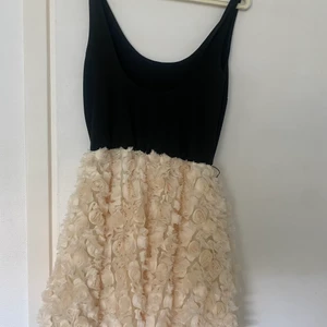 Asos fest klänning  - En otroligt skön och fluffig klänning perfekt till middagar och kväll ute på stan 😄