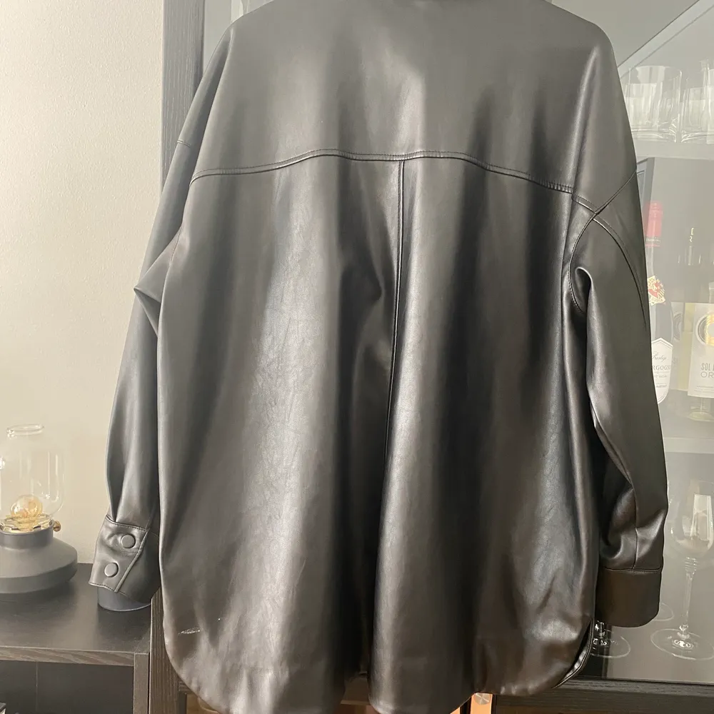 En oversize skin jacka/skjorta använd en vår/sommar så i mycket bra skick. Köpt för 500 kr på HM säljer för 200 kr. Storlek M/L. Jackor.