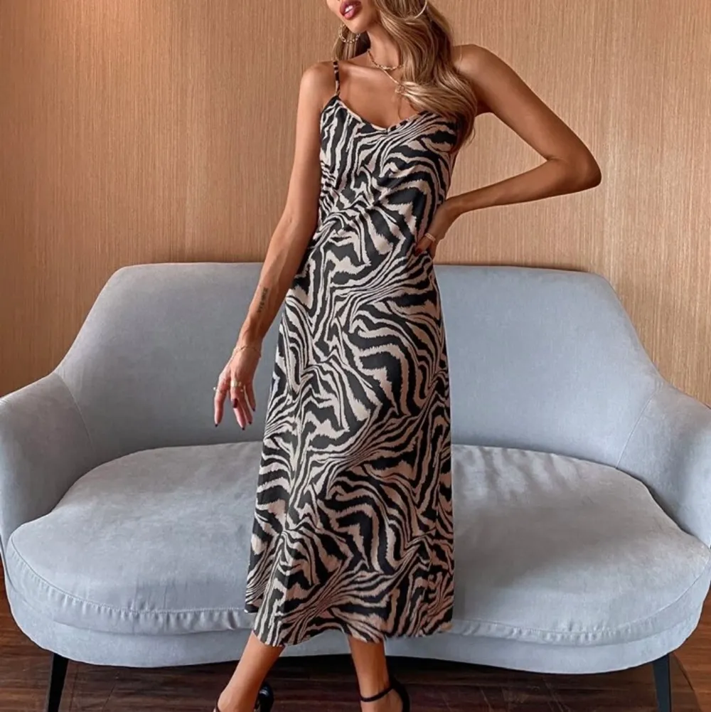 Så fin zebra klänning ifrån SHEIN! Aldrig använd, nypris 179kr, jag säljer den för 150kr! +frakt 💖 storlek xs men passar S med . Klänningar.