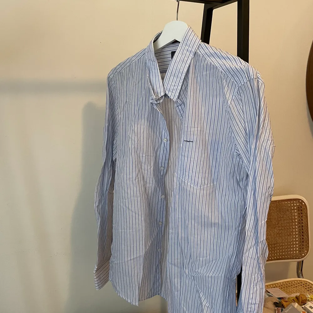 En randig skjorta i jättebra skick! Färgerna är: blå & vit! Perfekt som en enkel skjorta eller en solig vår/sommardag. Skjortor.