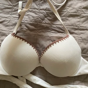 CALZEDONIA bikiniöverdel  - Superfin bikiniöverdel i material som liknar mocka, så fint med den virkade bruna sömmen! Push up och går att justera både i nacken och bak. Inga tecken på användning.