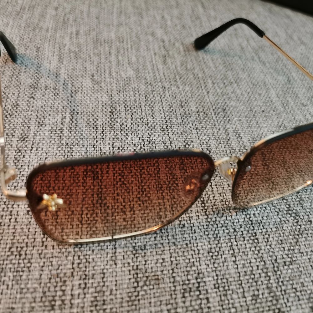 Inspirerade av gucci solglasögon, helt nya. Dom är stora. Uv400 skydd. . Accessoarer.
