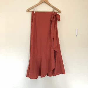 Knälång kjol  - Kjol med volanger från Gina Tricot. Använd vid fåtal tillfällen så gott som ny. 