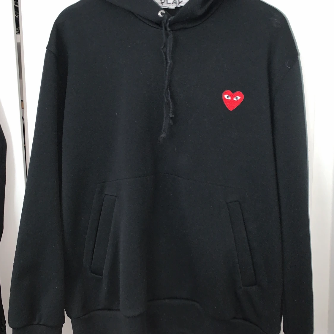Hoodie från märket CDG i storlek XL, passar som L.