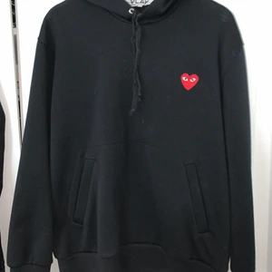 Hoodie från märket CDG i storlek XL, passar som L. - Tagen vid nacken har lossnat lite men annars är det som ny. Ny priset är 2200kr, den är köpt på NK i Stockholm.