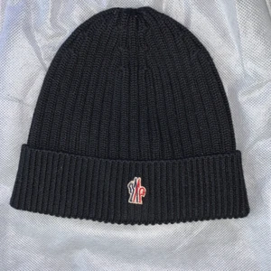 Moncler Mössa - Mössan är köpt på NK i Stockholm för 1800kr. Med mössan medföljer en påse.