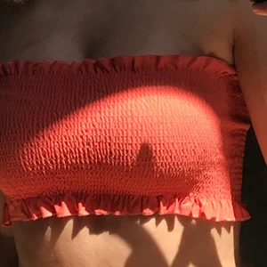 Tubtopp GinaTricot  - Toppar från ginatricot, väldigt stretchigt material. Den korallfärgade är i strl S och den gula i strl XS, men märker själv ingen skillnad i storlekarna. Pris 70kr +frakt för båda💕