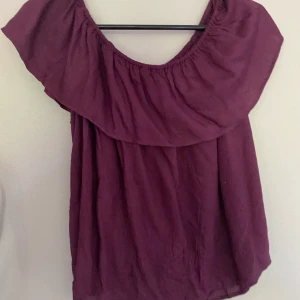 Fin off shoulder topp - En fin lila off shoulder topp, köpt i Norge. Passar storlek: 36 / 38