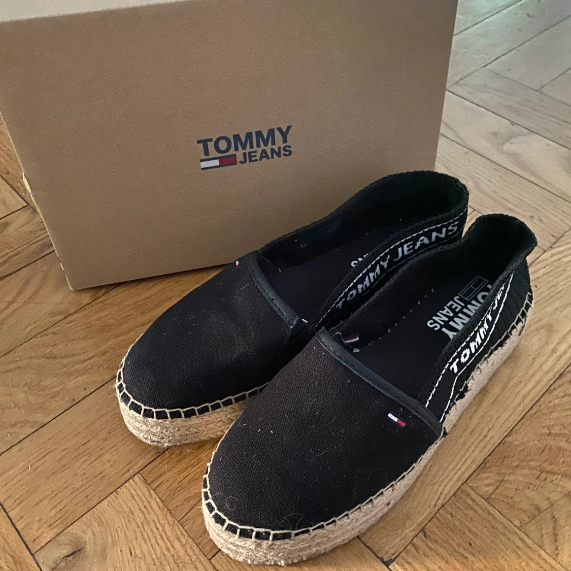 Skor från Tommy Hilfiger i strl 38 - endast använda en gång!