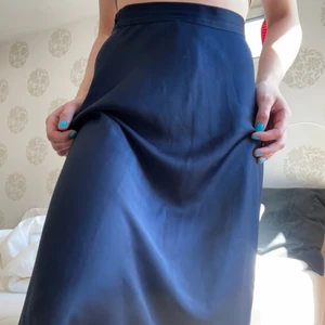 Satinkjol - Världens finaste satin kjol! Mycket gott skick! Superfin mörk, marinblå färg!😍😍 slutar på mitten av vaderna på mig som är 164. frakt tillkommer