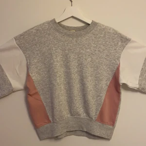 H& tröja strl S - the shirt is very good and comfortable but i have a lot of things so i put it up for sale. Frakt kostar 50kr⛄️⛄️