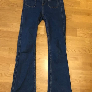 Blåa utsvängda jeans - Använd fåtalet gånger. Bra skick! Alltid frakt.💕