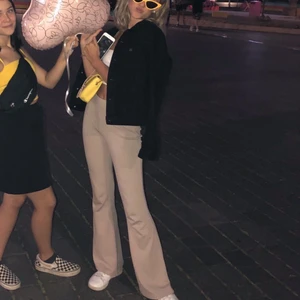 Bootcut byxor - Bootcut byxor i stl XS men passar fint på folk som bär S, väldigt töjbara och fina, inga fläckar eller liknande och nuddar nästan marken för mig som är 1,67. Köparen står för frakt om möte inte kan ske.