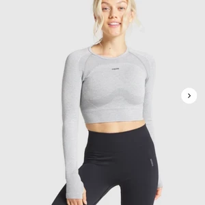 Gym stark flex topp - Jag säljer min Flex topp från Gym Shark då jag inte fått den till användning. (Helt slutsåld på webbsidan🔥) Knappt använd och i perfekt skick! Skickar gärna bilder ifall det efterfrågas! 😝