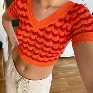 Sommartopp - Säljer nu denna söta sommartopp! Säljer då jag har förmycket kläder och behöver tjäna pengar! Så fin perfekt till i sommar. Säljer dock bara vid bra pris. Bud läggs i kommentarerna. Tveka inte att höra av er vid frågor eller funderingar 🌸⚡️💞😇💟 avslutas imorgon 12.00 så håll koll💓 fråga innan ni använder mina bilder 