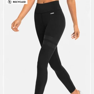 High Waist tights STRONGER - Säljer nu mina högmidjade Stronger tights då de är lite för stora för mig💓 Endast provade! Köpta för 699kr, säljer för 500kr (pris kan diskuteras) skicka pm vid intresse!✨ 400 kr+ gratis frakt! Kan skicka fler egna bilder!