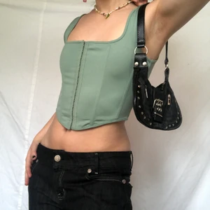 Korsett - Underbar populär korsett från bikbok i finaste gröna färgen. Storlek m men funkar även för mig som vanligtvis när s. Även väskan på bilden är till salu!!! Köpare står för frakten 