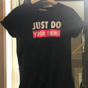 Just do your thing t-shirt - Plagget är från new yorker. Aldrig använt.🥰 Frakt är alltid med och jag tvättar plaggen innan dem åker iväg. Först till kvarn!👍🏻💕