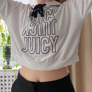 Juicy hoodie - Vit och svart juicy hoodie i samett🤍 fint skick🦋